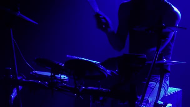 Professioneller Musiker mit Schlagzeug und Percussion-Becken in einem dunkel verrauchten Studio mit Blaulicht. Nahaufnahme des Schlagzeugertorsos, der auf das Schlagzeug hämmert. Rockkonzert, Live-Auftritt. Silhouette. — Stockvideo