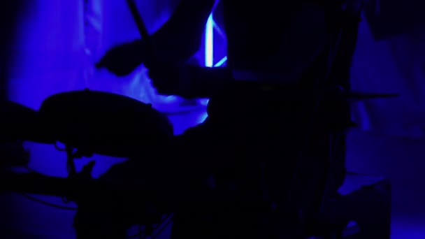 Músico profesional tocando tambores y platillos de percusión en un oscuro estudio ahumado con luces azules. Primer plano del torso del baterista golpea en el kit de batería. Concierto de rock, actuación en vivo. Silueta. — Vídeo de stock