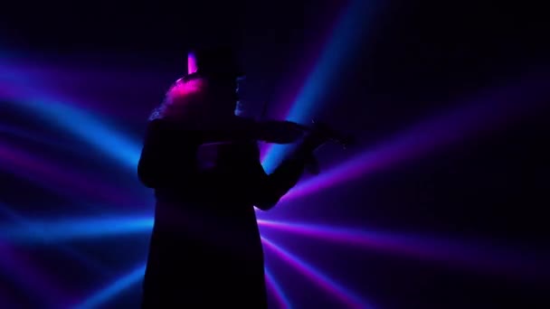 Visão inferior performance virtuosa por um violinista em um estúdio escuro com raios de luz azul violeta piscando. Violino tocando, recital, performance ao vivo, rock e clássico. Fechar. — Vídeo de Stock