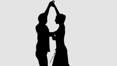 Siluet profesyonel bale çifti karanlık sahnede dans ediyor. Her harekette zarafet ve şefkat..