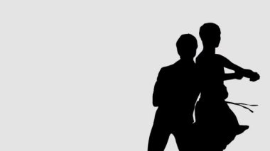 Siluet profesyonel bale çifti karanlık sahnede dans ediyor. Her harekette zarafet ve şefkat..