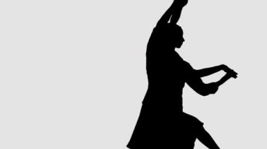 Siluet profesyonel bale çifti karanlık sahnede dans ediyor. Her harekette zarafet ve şefkat..