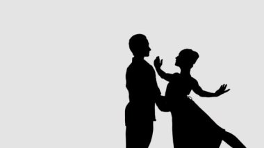 Siluet profesyonel bale çifti karanlık sahnede dans ediyor. Her harekette zarafet ve şefkat..