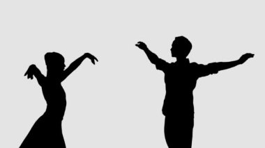 Siluet profesyonel bale çifti karanlık sahnede dans ediyor. Her harekette zarafet ve şefkat..