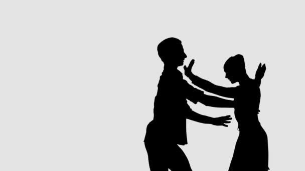 Silueta profesionální baletní pár cvičí pohyby na tmavém jevišti. Půvab a něha v každém pohybu. — Stock video