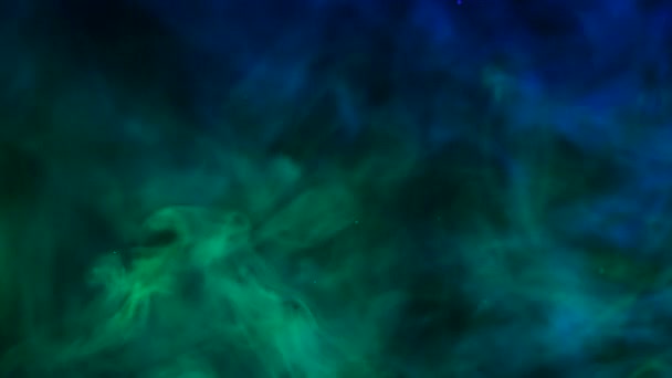 Abstracte groene en blauwe rook in slow motion. Rook, Wolk van koude mist op lichte plek achtergrond. — Stockvideo