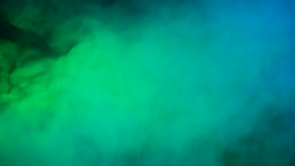 Humo abstracto verde y azul en cámara lenta. Humo, nube de niebla fría en el fondo del punto de luz. — Vídeos de Stock
