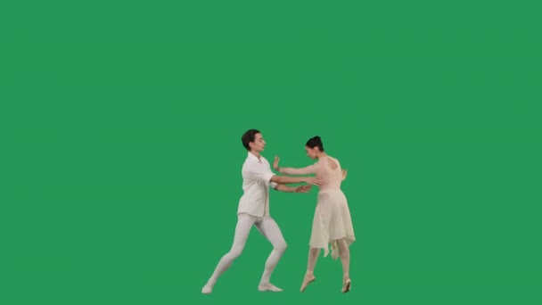 Pareja de ballet profesional practicando movimientos en pantalla verde. Graciosidad y ternura en cada movimiento. — Vídeos de Stock