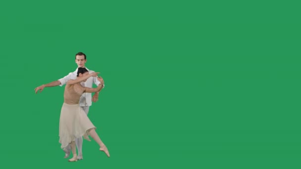 Pareja de ballet profesional practicando movimientos en pantalla verde. Graciosidad y ternura en cada movimiento. — Vídeos de Stock