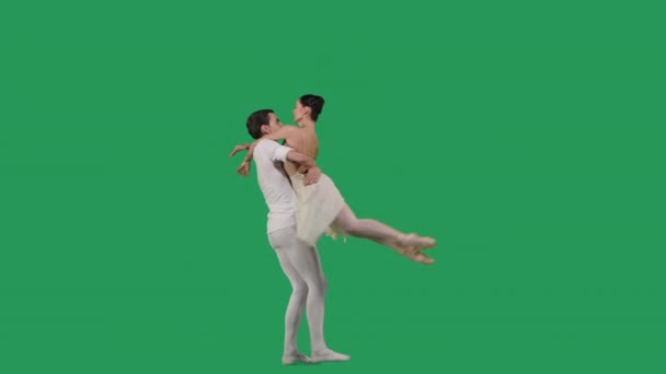 Professionelles Ballettpaar übt Bewegungen auf grünem Bildschirm. Anmut und Zärtlichkeit in jeder Bewegung. — Stockvideo