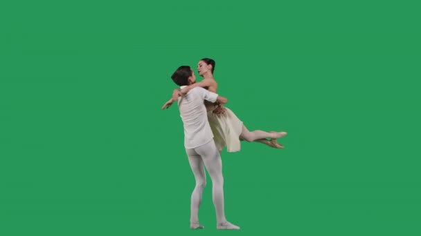 Coppia di balletti professionisti che pratica mosse sullo schermo verde. Grazia e tenerezza in ogni movimento. — Video Stock