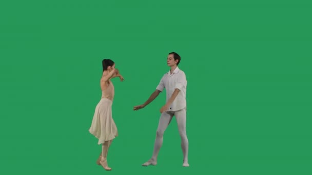 Par de balé profissional praticando movimentos na tela verde. Graça e ternura em cada movimento. — Vídeo de Stock