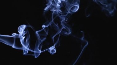 Siyah arka planda gerçekçi bir duman. Yumuşak sis, soyut sis bulutu, ağır çekimde animasyon sis etkisi. Kapat..