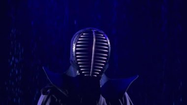 Japon kendo dövüşçüsü portresi shinai 'sini kameraya doğru indiriyor. Mavi ışık ve yağmurla karanlık bir stüdyoda çekildi. Kapatın. Yavaş çekim.