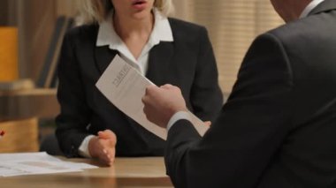 Ortaklar sözleşme şartlarını tartışıyor, iş başvurusunda bulunuyor. Adam öfkeyle sözleşmeyi parçalara ayırıyor. Sözleşmeyi feshetmek, kağıdı reddetmek, anlaşmayı yırtmak. Kapatın. Yavaş çekim hazır, 4K 59.94fps 'de..