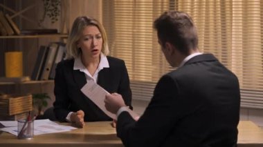 Ortaklar sözleşme şartlarını, iş başvurusunu tartışıyorlar. Adam öfkeyle sözleşmeyi parçalara ayırıyor. Sözleşmenin feshi, çalışma kağıtlarının reddi, yırtılma anlaşması. Yavaş çekim hazır, 4K 59.94fps 'de..