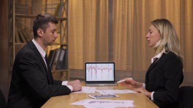 İş ortakları bir ofis toplantısında borsa ve takım stratejisini analiz ederler. Kadın kontrat imzalıyor. Başarılı bir iş birliğinin işareti olarak el sıkışalım. Yavaş çekim hazır, 4K 59.94fps 'de..