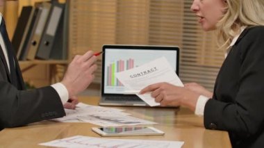 İş ortakları bir ofis toplantısında borsa ve takım stratejisini analiz ederler. Sözleşmeyi parçalayan kadın. Sözleşmeyi feshetmek, iş anlaşmasını bozmak, anlaşmayı bozmak. Ağır çekim. Kapat..