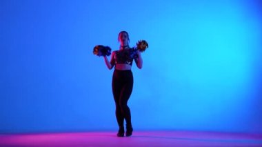 Pembe ışıkla aydınlatılmış, ellerinde ponpon kızlar olan sevimli amigo kızlar tarafından gerçekleştirilen enerjik tezahürat dansı. Amigoluk, tezahürat yapan spor takımı. Yavaş çekim.