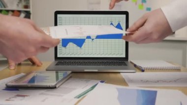 İş dünyası finans ekibi laptop tableti kullanarak beyin fırtınası projesinde çalışıyor. Takım çalışması, strateji planlaması, küçük işletme girişimi. Kapatın. Yavaş çekim hazır, 4K 59.94fps 'de..
