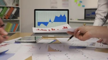 İş dünyası finans ekibi laptop tableti kullanarak beyin fırtınası projesinde çalışıyor. Takım çalışması, strateji planlaması, küçük işletme girişimi. Kapatın. Yavaş çekim hazır, 4K 59.94fps 'de..