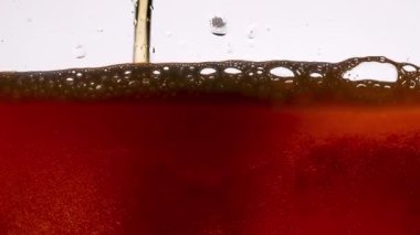 Makro bira kadehi bardağa dolduruluyor ve kabarcıklar çıkmaya başlıyor. Karbonatlı bira bardağa dökülüyor. Barda taze bira içiyorum. Yavaş çekim.