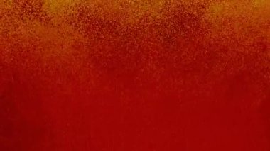 Bira bardağında kabarcıklar. Gaz kabarcıkları bir bardak soğuk biranın içinde yavaşça yükselir. Alkollü bir içeceğin arka plan dokusunu kapat. Portakal suyu dök, kıvrımlarla kaynat. Yavaş çekim.