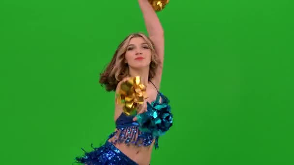 Una snella cheerleader in body blu balla in costume da bagno con pompon tra le mani in studio su uno schermo verde. Il concetto di giochi di squadra, sport professionistici. Chiudete. Rallentatore. — Video Stock