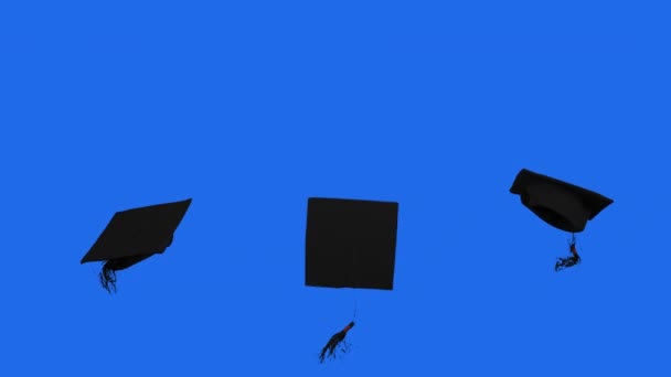 青い画面の背景を持つスタジオで空気中にスロー卒業キャップのスローモーション — ストック動画