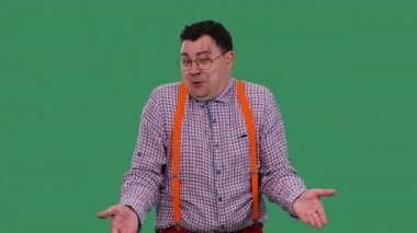 Bir şey hakkında konuşan, elleriyle bir şeyi işaret eden, kendini haklı çıkaran, omuzlarını silken bir adamın portresi. Stüdyoda yeşil ekranda gözlüklü bir adam. Ağır çekim. Kapat..