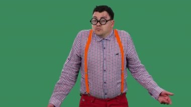 Kollarını yanlara açan, omuzlarını silkeleyen ve başını sallayan bir adam bilmediğimi söylüyor. Stüdyoda yeşil ekranda gözlüklü bir adam. Ağır çekim. Kapat..