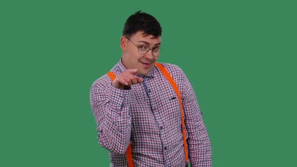 The man points his index finger at the camera and runs his finger along his neck, make cut throat knife gesture. Portrait of a man in glasses in the studio on a green screen. Slow motion. Close up. — 图库视频影像