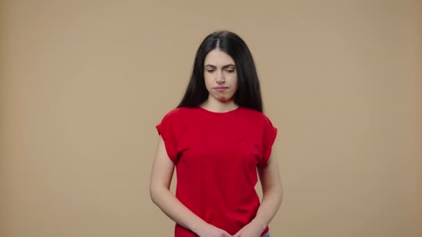 Portret van model met natuurlijke schoonheid negatief zwaaiend hoofd, schudt wijsvinger waaruit blijkt dat ze onschuldig is. Jong brunette meisje poseert op bruine studio achtergrond. Sluit maar af. Slow motion klaar 59,94fps — Stockvideo