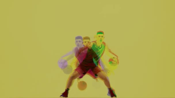 Seorang pemain basket muda memantul bola basket pada latar belakang kuning. Efek overlay warna kreatif. — Stok Video