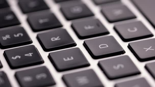 Laptop klavyesinin makro görüntüsü. Kamera hareketi, bazı tuşlar bulanık. Ağır çekim. Kapat.. — Stok video