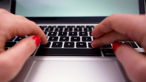 Женские руки работают за компьютером. Фрилансер вводит текст на клавиатуре ноутбука. Движение камеры. Медленное движение. Закрыть. — стоковое видео