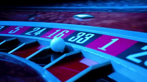 Ett kasino roulett hjul med en vit boll på en svart 33. Kasinospel bord, nära nummer. En del av rouletthjulet körs i slow motion. — Stockvideo