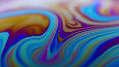 Sıvı sabunun yüzeyi, gökkuşağının renk değiştiren rengi. Sabun köpüğünde ışık kırılması, hareket eden parçacıkları kapatma. Kapatın. Yavaş çekim.