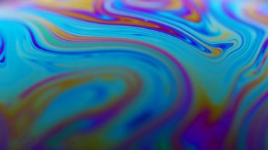 Sıvı sabunun yüzeyi, gökkuşağının renk değiştiren rengi. Sabun köpüğünde ışık kırılması, hareket eden parçacıkları kapatma. Kapatın. Yavaş çekim.