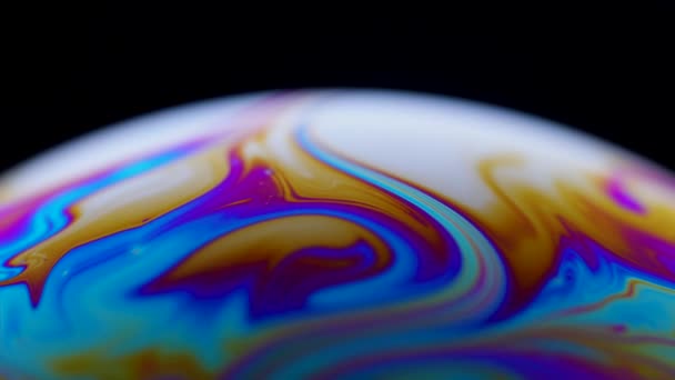 抽象的なサイケデリックな背景と黒の背景のパターンを持つ石鹸バブルのカラフルなクローズアップ表面。奇妙で奇妙なパターンで鮮やかな虹色。閉めろ。スローモーション. — ストック動画
