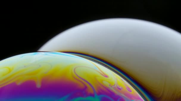 Jabón burbuja macro colores del arco iris creando patrones multicolores. burbuja de jabón de espuma de colores cámara lenta. Muy similar a otros planetas de galaxias. De cerca.. — Vídeos de Stock