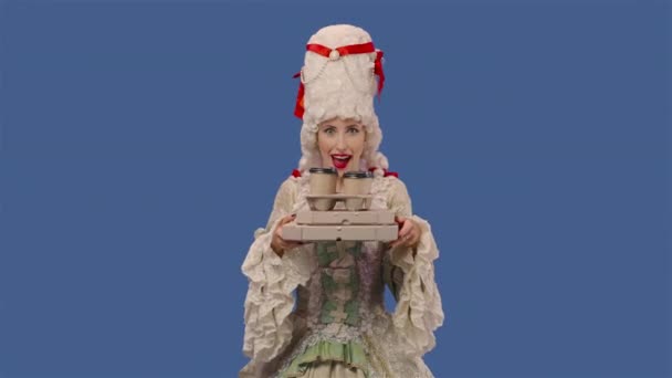 Porträtt av hovdam i vit vintage spets klänning och peruk håller koppar kaffe och lådor pizza. ung kvinna poserar i studio med blå skärm bakgrund. Närbild. Slow motion klar 59,94fps. — Stockvideo