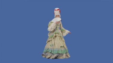 Beyaz, eski, dantel elbiseli ve peruklu saray hanımı portresi bir yelpaze ve reverans sallıyor. Stüdyoda poz veren genç bir kadın. Tam uzunlukta. Yavaş çekim.