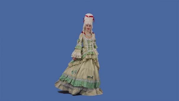 Porträtt av hovdam i vit lång vintage spets klänning och peruk dansar glatt. ung kvinna poserar i studio med blå skärm bakgrund. Full längd. Långsamma rörelser. — Stockvideo