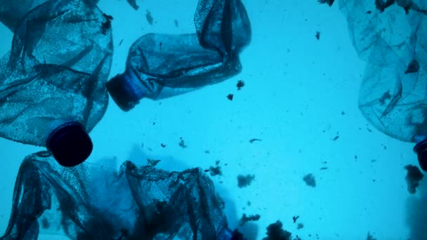 Podvodní záběry konceptu problému znečištění plastů v oceánu. — Stock video
