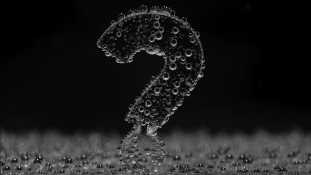Frågetecken under vatten i bubblor av syre på svart bakgrund. — Stockvideo