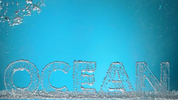 Word ocean under vatten i syre bubblor på blå bakgrund. — Stockvideo