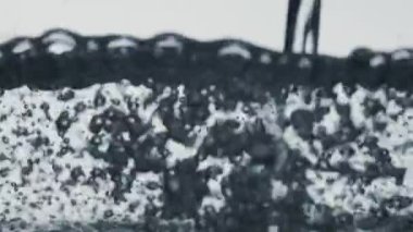 Temiz köpüklü su şeffaf bir bardağa dökülür ve oksijen kabarcıklarından oluşan bir girdaba neden olur. Köpüklü su beyaz arka planda kaynıyor. Kapat..