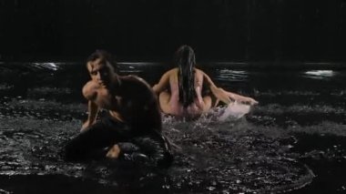 Bir çift genç dansçı, yağmurun altında tutkuyla çağdaş dans ediyorlar. Erkek ve kadın duygularını dansla ifade ederler. Karanlık, su, sprey, tutku. Yavaş çekim.