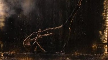Bir çift genç dansçı, yağmurun altında tutkuyla çağdaş dans ediyorlar. Erkek ve kadın duygularını dansla ifade ederler. Karanlık, su, sprey, tutku. Yavaş çekim.
